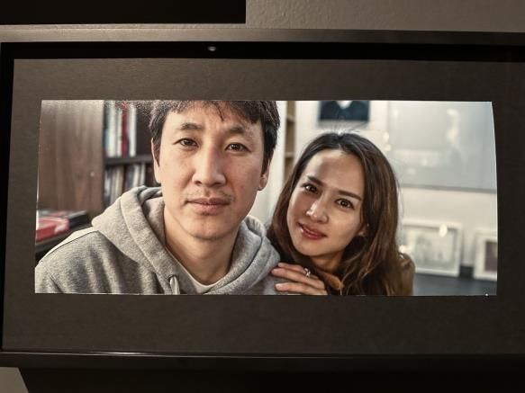 아카데미영화박물관의 '디렉터스 인스퍼레이션: 봉준호' 전시회에 걸린 작품