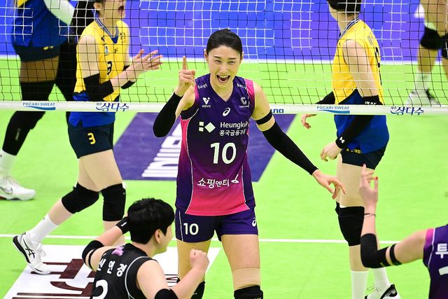 득점 후 기뻐하는 흥국생명의 김연경