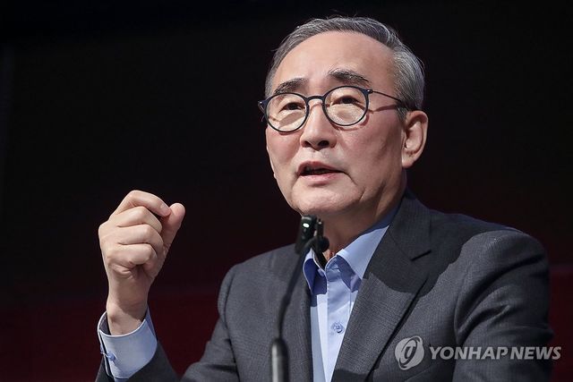 취재진 질문에 답하는 김영섭 대표