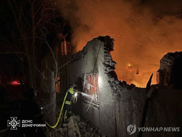 화재를 진압하는 우크라이나 소방관