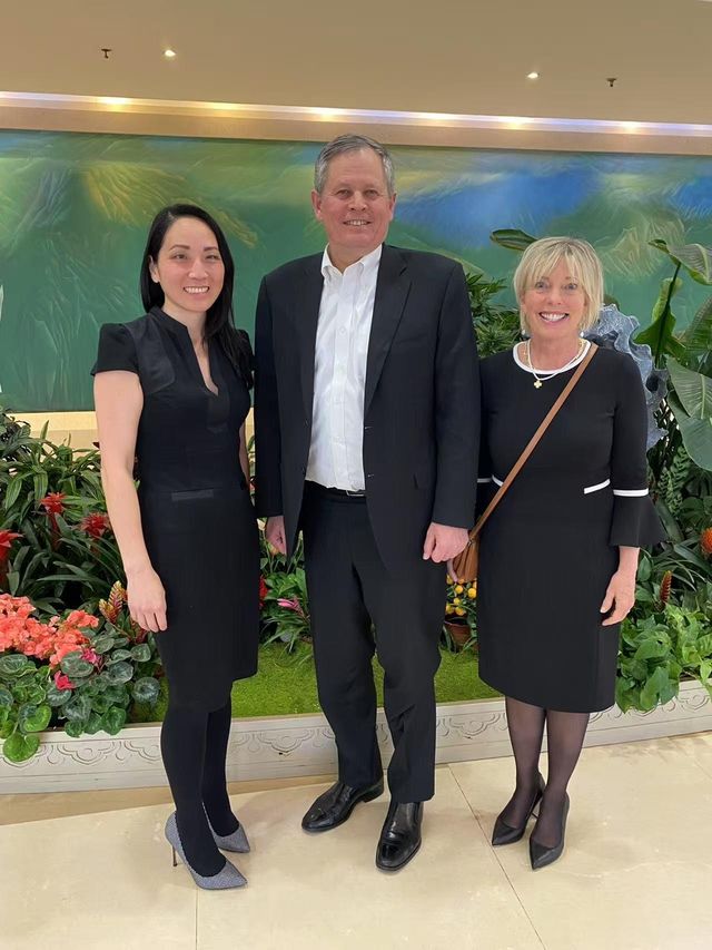 중국 베이징에 도착한 스티브 데인스(공화·몬태나) 미국 연방 상원의원(가운데)