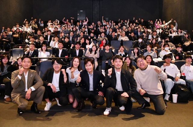 영화 '승부' 시사회에 참석한 프로기사들이 배우들과 기념 촬영.