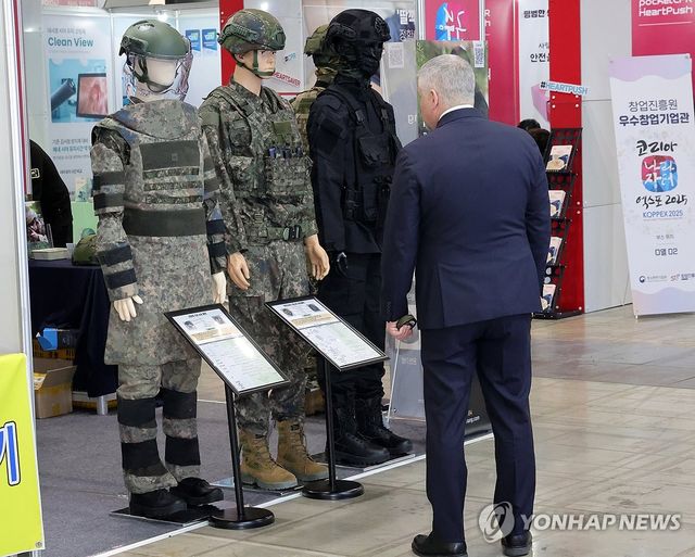 (고양=연합뉴스) 김병만 기자 = 5일 경기도 고양시 킨텍스에서 열린 '코리아 나라장터 엑스포 2025'에서 한 외국인 참관인이 K-방산 제품을 유심히 살피고 있다. 2025.3.5 kimb01@yna.co.kr