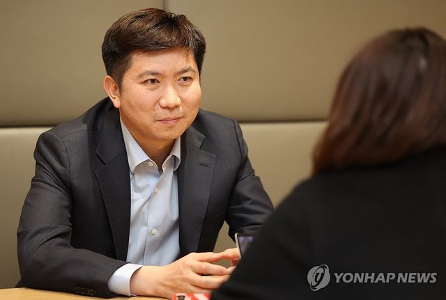 인터뷰하는 유승민 대한체육회장 