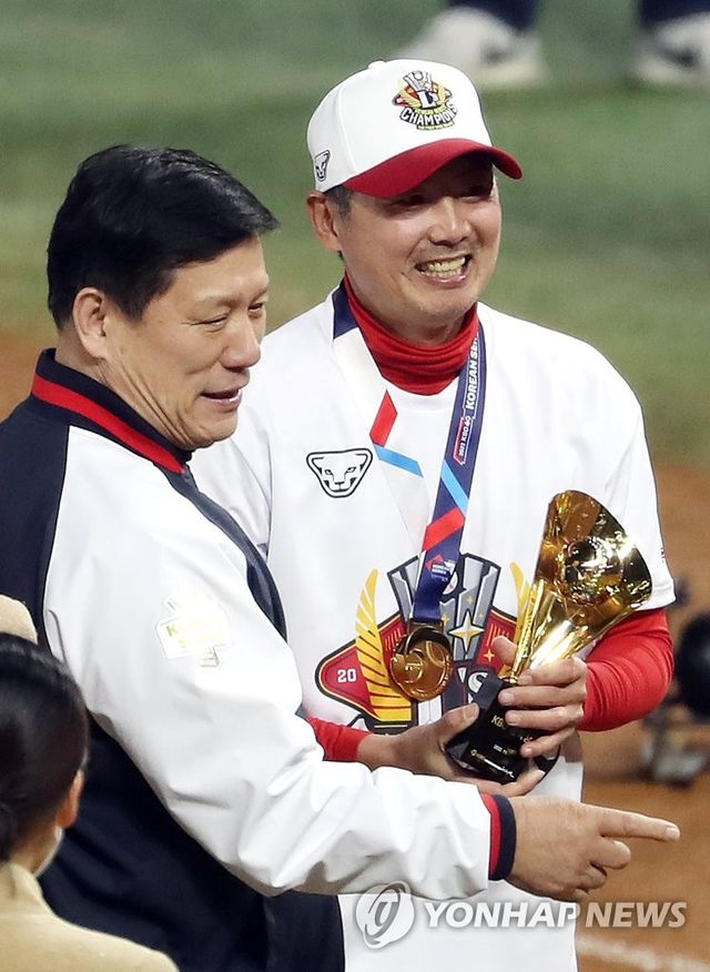 KBO 감독상 받은 김원형 SSG 감독