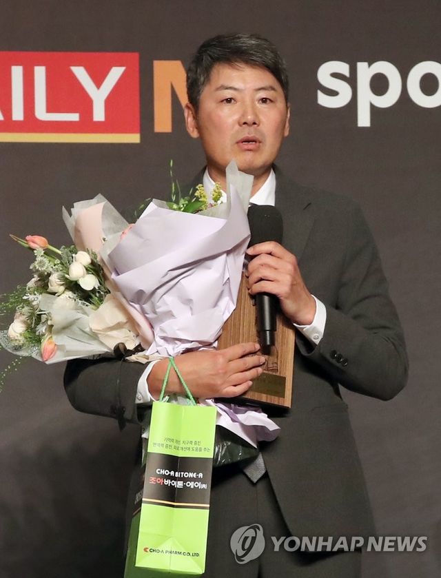 수상 소감 밝히는 김원형