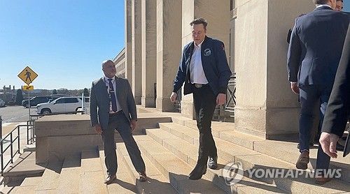 미 국방부 청사 나서는 머스크