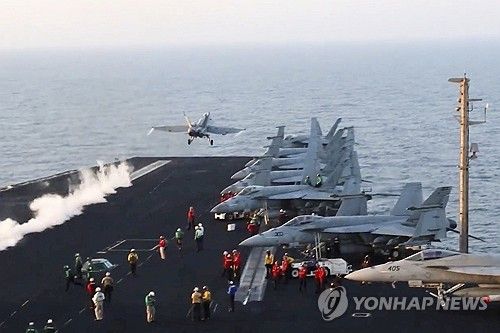 미국 해군 항공모함에서 군용기가 이륙하는 모습.