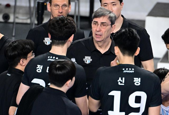 필립 블랑 감독의 작전 지시를 듣는 현대캐피탈 선수들