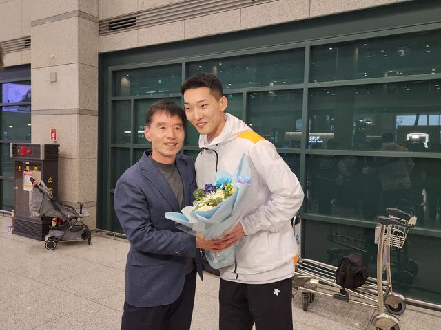 축하 인사받는 우상혁