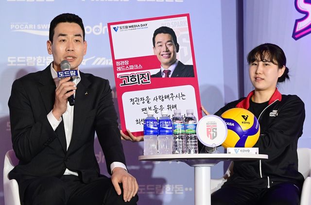 플레이오프 각오 밝히는 정관장의 고희진 감독(왼쪽)과 염혜선