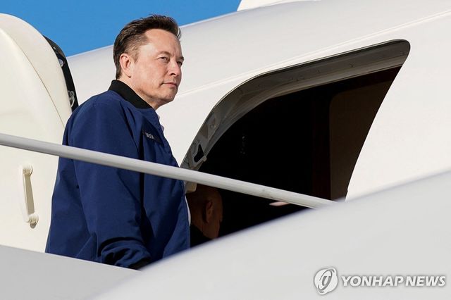 21일 도널드 트럼프 미국 대통령을 따라 에어포스원에 오르는 일론 머스크