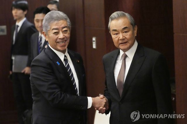 악수하는 중일 외교 수장