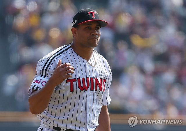 개막전 1회 삼자범퇴로 막아낸 치리노스