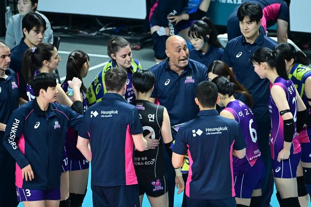 아본단자 감독의 작전 지시를 듣는 흥국생명 선수들