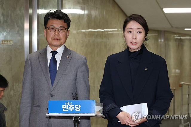 연금특위 관련해 브리핑하는 강선우 보건복지위 간사