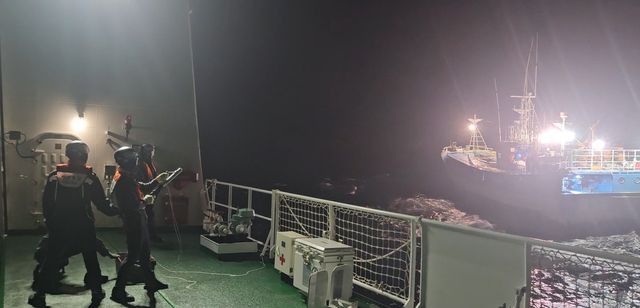 조난선박 구조하는 동해해경