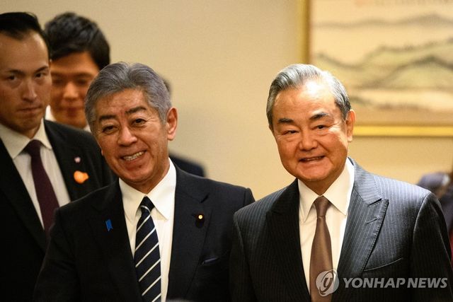 3개월 만에 다시 만난 중일 외교수장