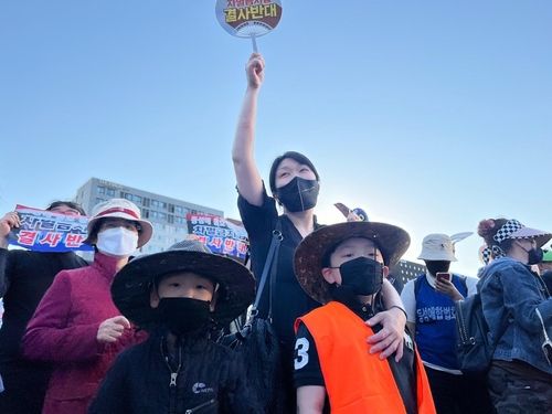 시위에 참가한 김수빈 회장과 두 아들