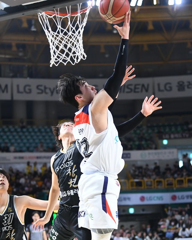 슛 올리는 kt 문정현