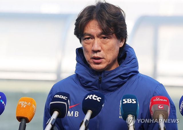 질문에 답하는 홍명보 감독