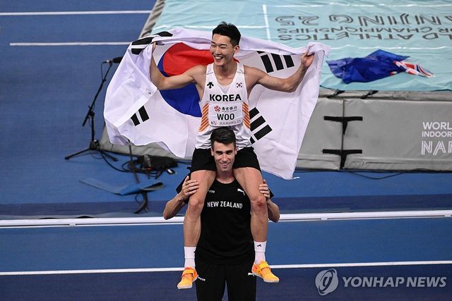 커의 어깨 위에서 환하게 웃는 우상혁
