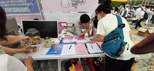 무분별한 아동 분리 반대 서명운동을 펼치는 나부협 회원들