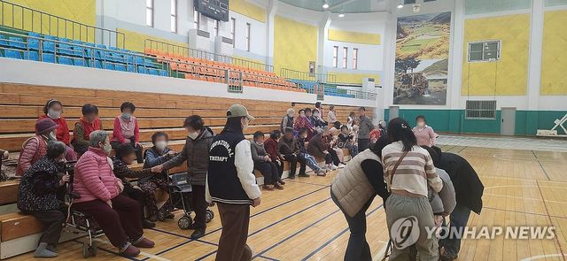 '의성 산불'에 실내체육관으로 대피한 주민들