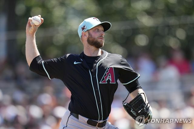 투구하는 메릴 켈리