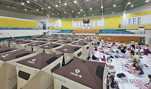 '의성 산불' 대피소에서 밤 지샌 이재민들