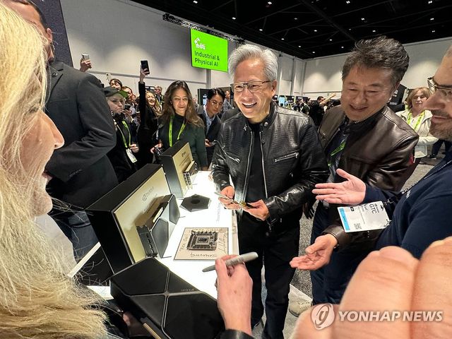 삼성전자 GDDR7에 친필 사인하는 엔비디아 젠슨 황 CEO