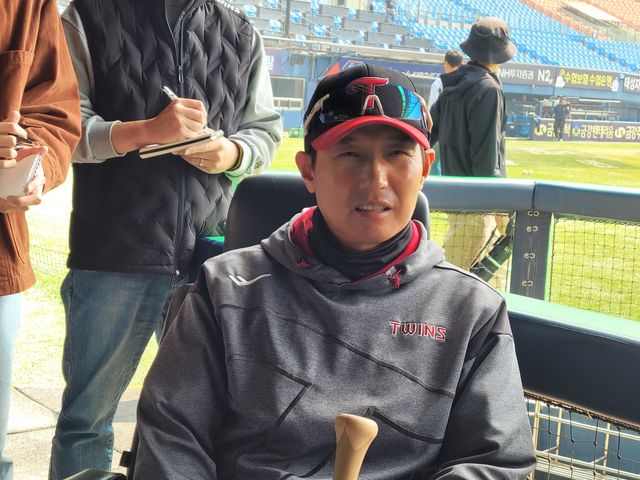 개막전을 앞두고 취재진과 대화하는 염경엽 LG 감독