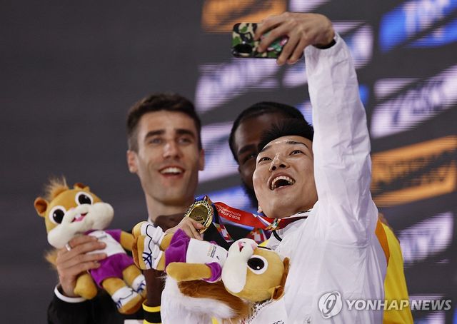 난징 세계실내선수권에서 우승한 뒤, 시상식에서 기념 촬영하는 우상혁