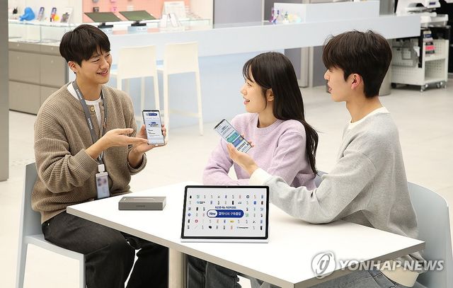 삼성 'New 갤럭시 AI 구독클럽'을 안내하는 모습