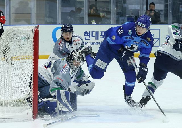 골문에서 접전을 벌이는 남희두