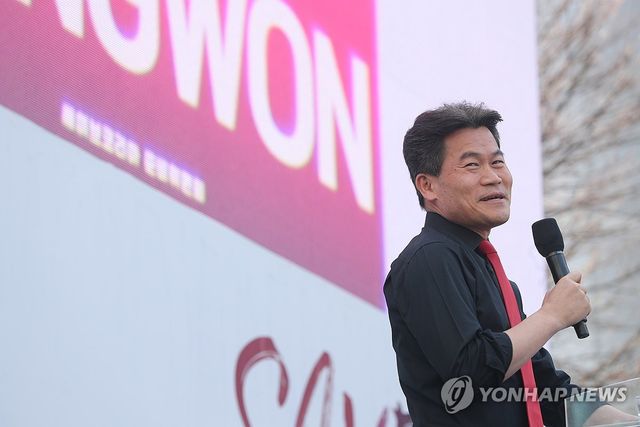 춘천서 열린 보수단체 집회서 발언하는 전한길