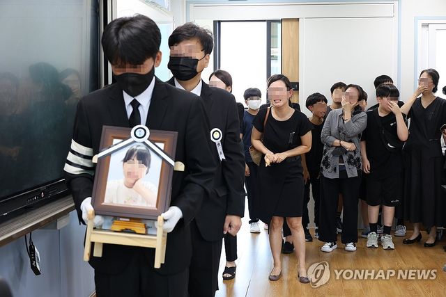 2023년 9월 9일 평소 근무했던 교실을 둘러보는 대전용산초 심미영 선생님 영정