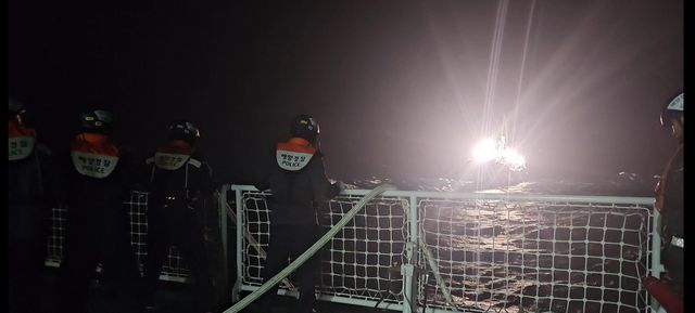 조난선박 구조하는 동해해경