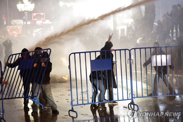 야권 탄압에 반대하는 튀르키예 시위대