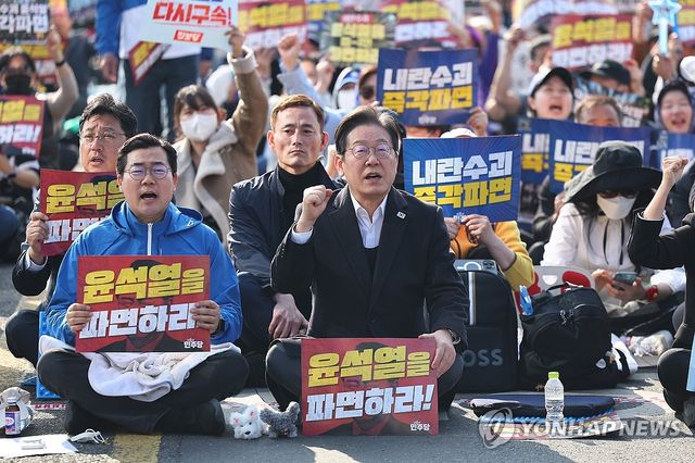 야5당 공동 비상시국 범국민대회서 구호 외치는 이재명-박찬대