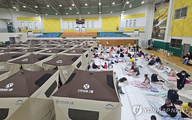 '의성 산불' 대피소에서 밤 지샌 이재민들