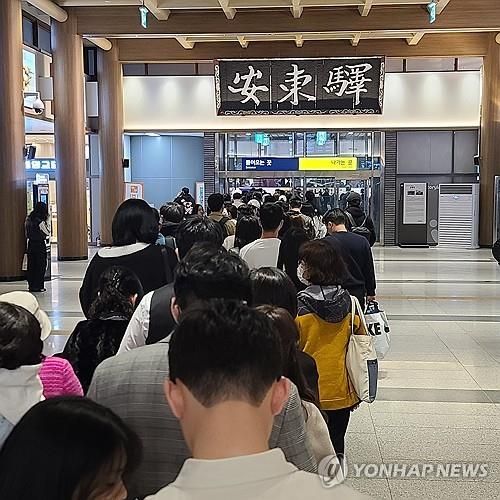 버스 타러 가는 열차 승객들 