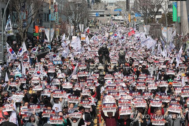 춘천서 대규모 탄핵 반대 집회
