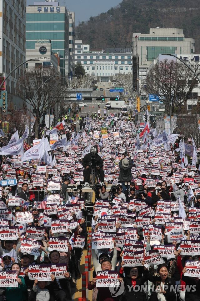 춘천서 대규모 탄핵 반대 집회