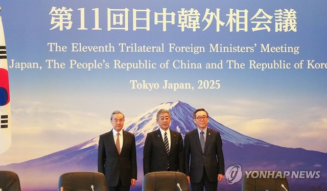 도쿄에서 만난 한중일 외교장관