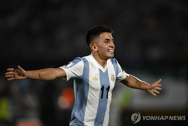 세리머니 하는 티아고 알마다.