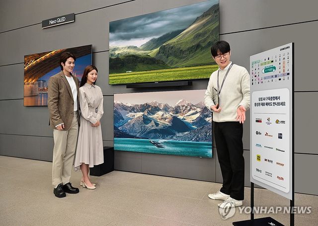 고객들이 삼성 'AI 구독클럽' 혜택을 듣고 있는 모습 