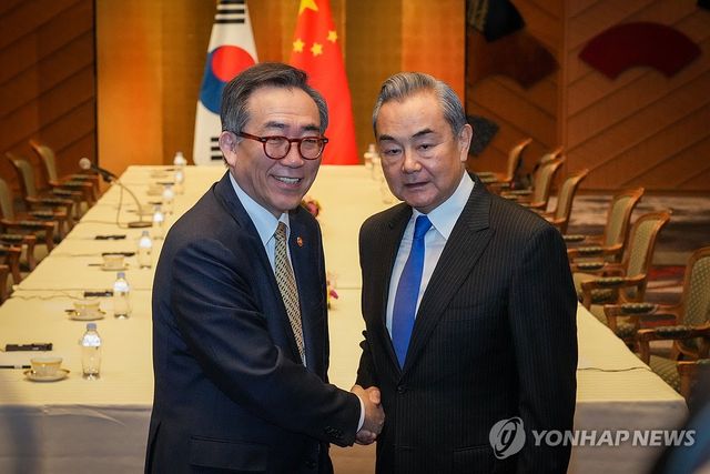 기념촬영하는 조태열 장관-왕이 외교부장