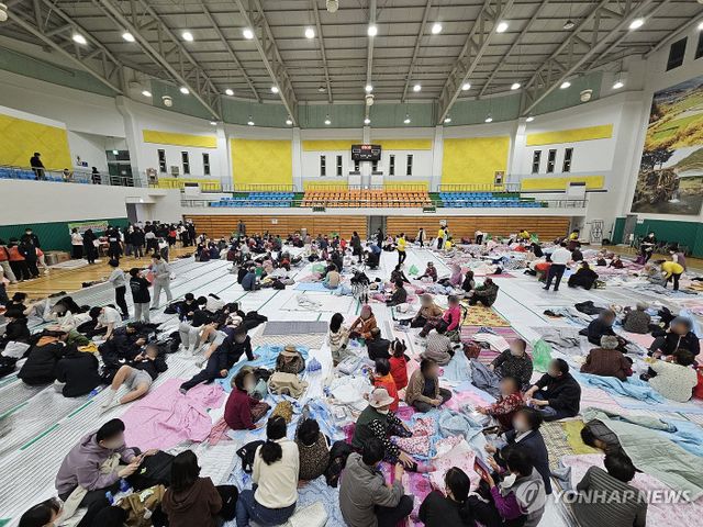 '의성 산불' 실내체육관으로 대피한 주민들