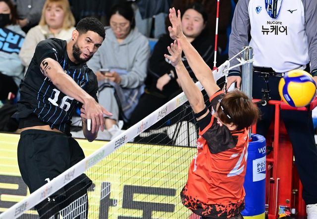 스파이크하는 현대캐피탈의 레오(왼쪽)